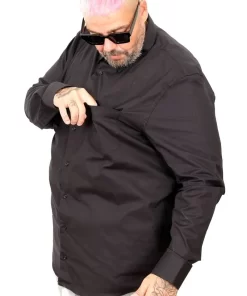 Голема еднобојна црна кошула 3XL 4XL 5XL 6XL 7XL предна страна затегнато