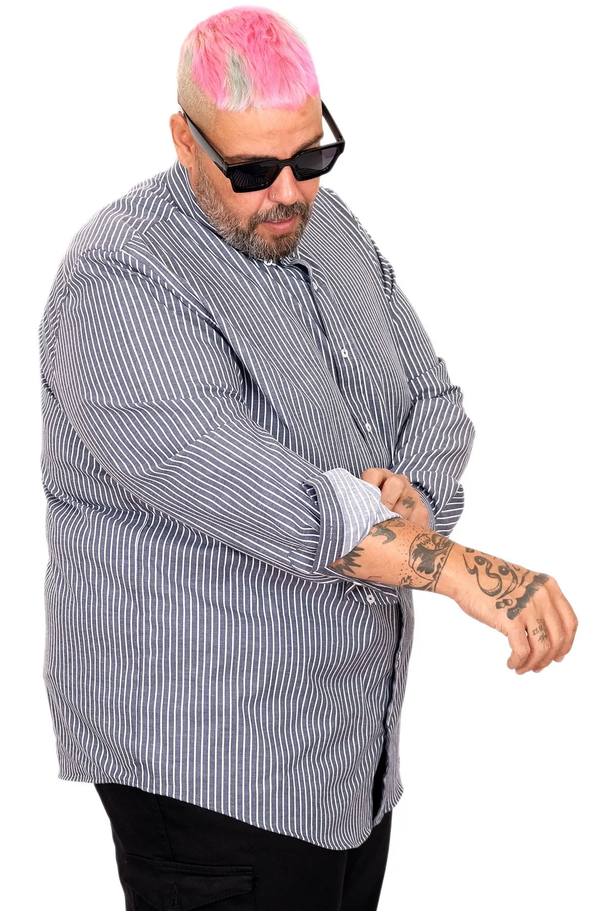 голема машка кошула сатенска со линии сива 3XL 4XL 5XL 6XL 7XL предна страна ракав десно