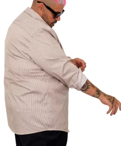 голема машка кошула сатенска со линии кафеава 3XL 4XL 5XL 6XL 7XL предна страна ракав