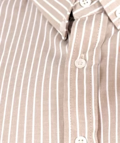 голема машка кошула сатенска со линии кафеава 3XL 4XL 5XL 6XL 7XL предна страна јака