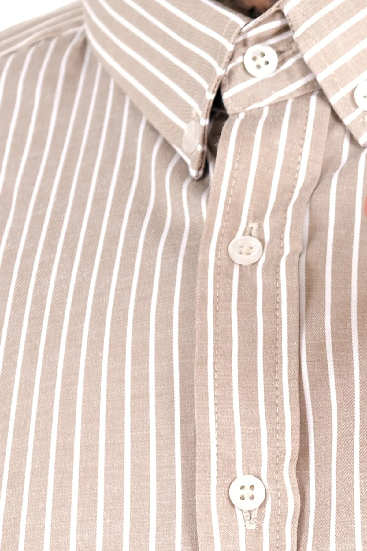 голема машка кошула сатенска со линии кафеава 3XL 4XL 5XL 6XL 7XL предна страна јака